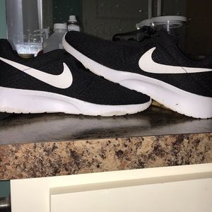 8.5 Nike Roshe Classic black tennis shoe